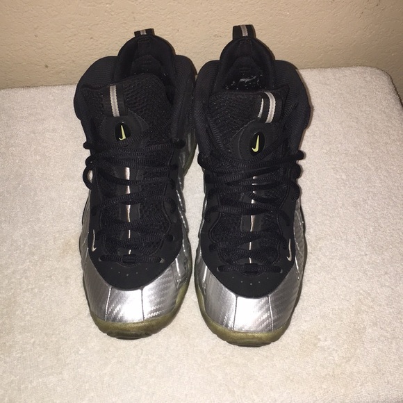Nike Other - Nike foam posit size 6youth sliver and black